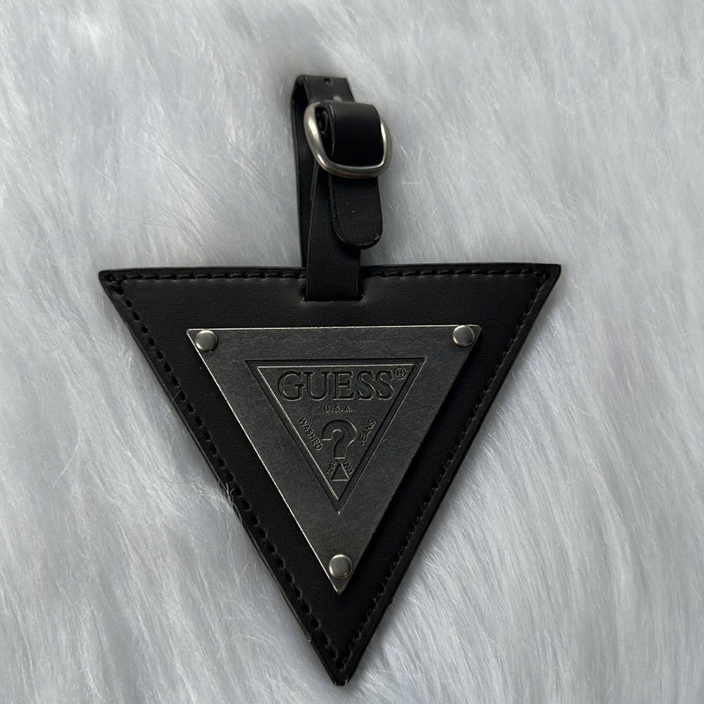 New GUESS Triangle Key Ring - Picture 4 of 4